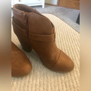 NWOT Lauren Conrad tan Booties size 7